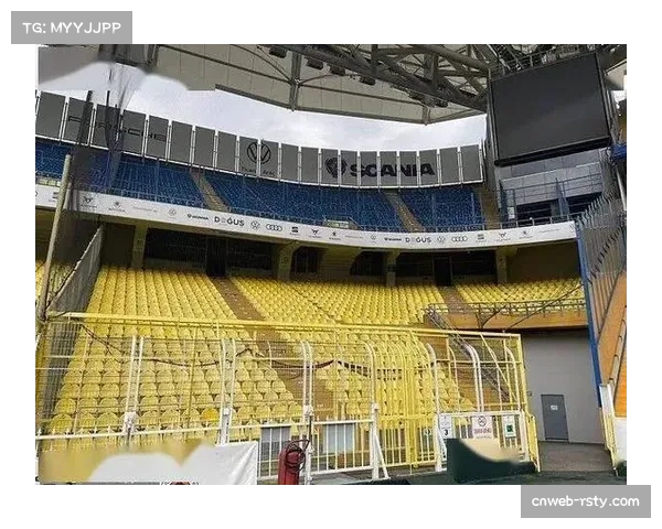 特写：看台一角，随队远征的客队球迷在球队绝杀保级后喜极而泣